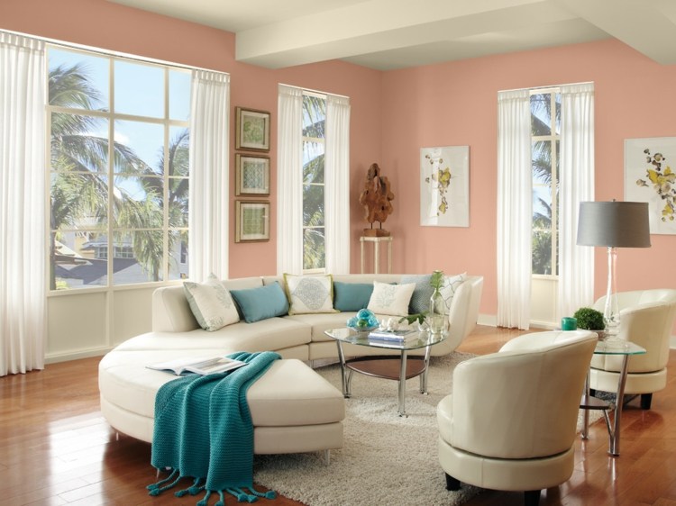 Vardagsrumsfärg rosa väggfärg vitt vardagsrum blå överkast