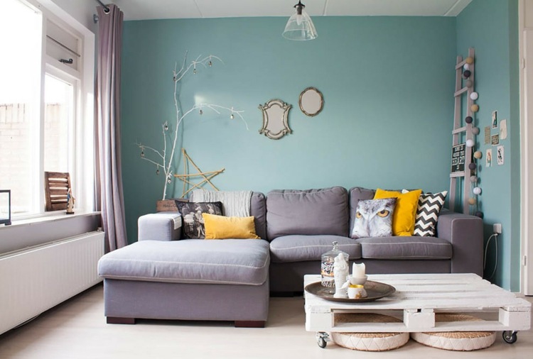 Färg vardagsrum blå vägg färg grå soffa interiör