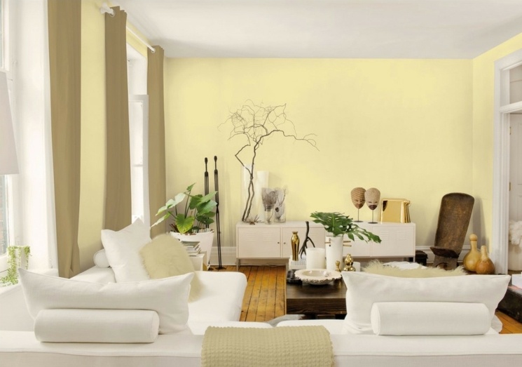 Färg vardagsrum gul vägg färg vita möbler