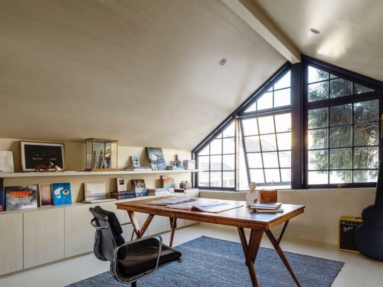 färg-guld-studie-skrivbord-sluttande tak-inbyggt skåp-matta-spets-fönster-balen