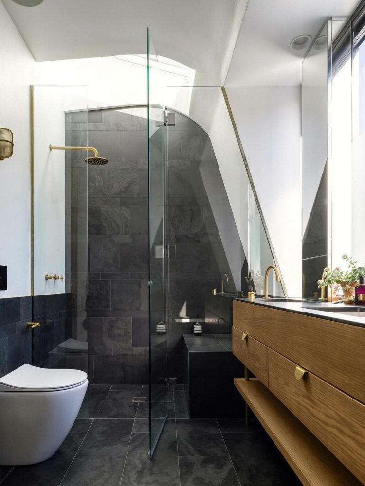 färg-guld-badrum-snygg-grå-kakel-dusch-glas-vägg