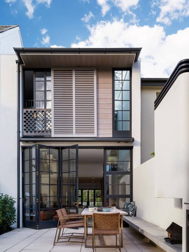 färg-guld-terrass-modern-bänk-betong-möbler-ved-vik-dörr
