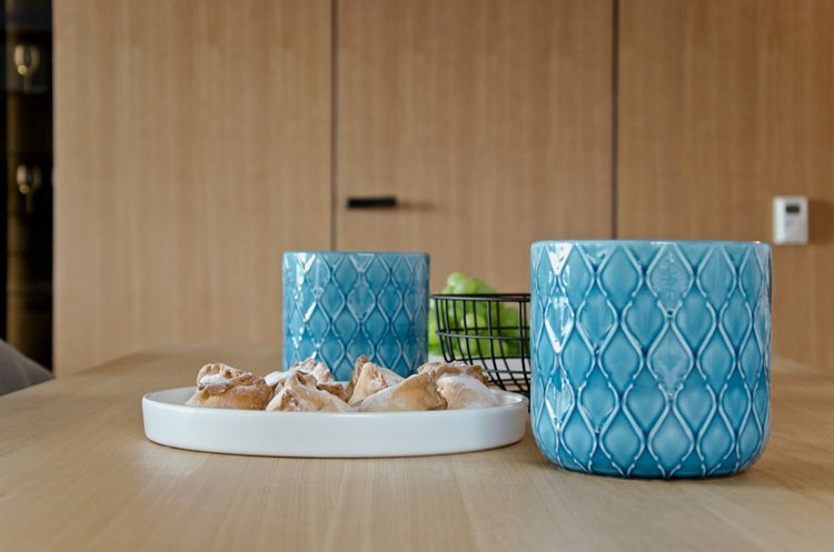 bordsdekoration-blå-keramik-vasbricka