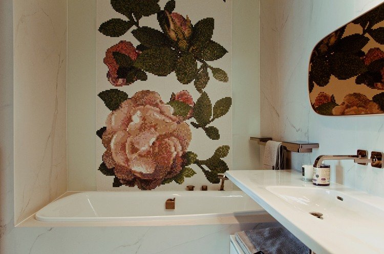 badrum-vägg-mosaik-ros-vit-marmor-optiska-kakel-badkar-murverk