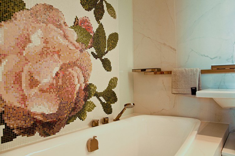 badrum-vägg-mosaik-ros-motiv-badkar-murat