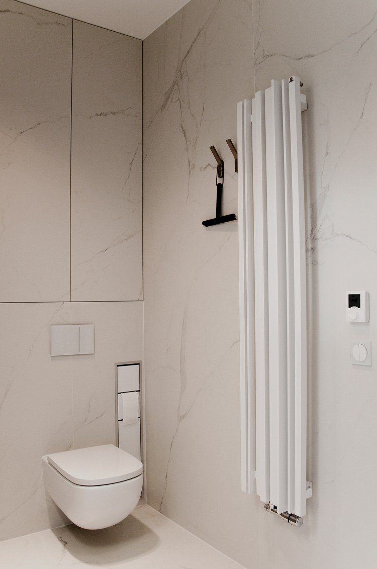 gäster-badrum-vit-vägg-golv-kakel-radiatorer