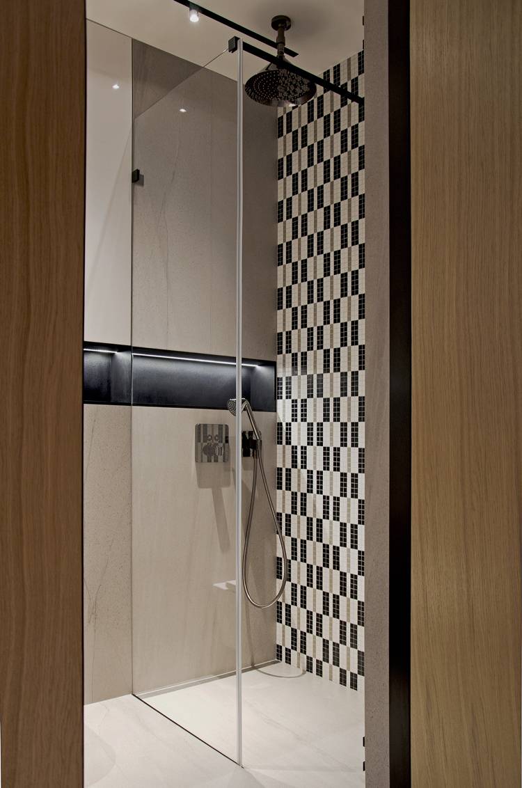 gäster-badrum-duschkabin-väggmosaik-svart-vit