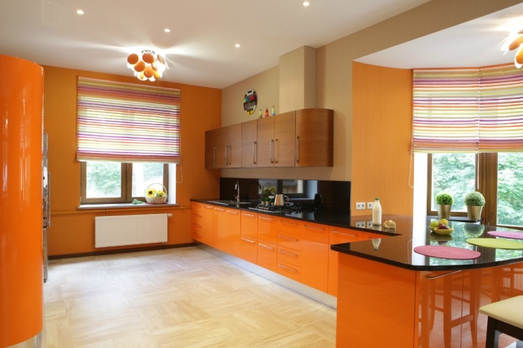 färg-kök-orange-högglans-fronter-träväggskåp-ockra-gul-vägg