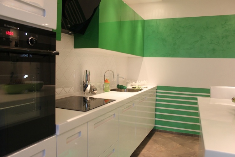 Färg i köket grön-vägg-skåp-vit-golv-skåp-gräs-grön-dekoration