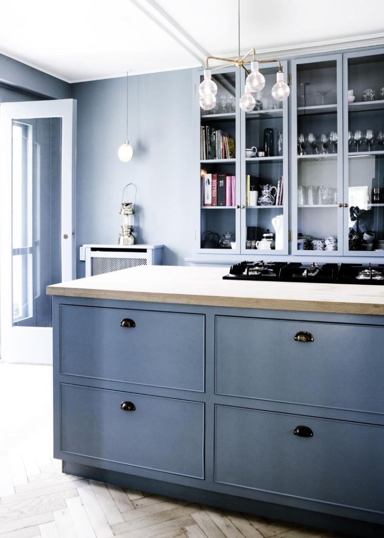 färg-kök-vägg-färger-fronter-blå-grå-parkett-golv-vintage-modern-enkel-reducerad