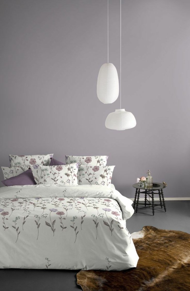 färg mauve väggdesign-hängande lampor-romantiskt-sänglinne-golvgrått