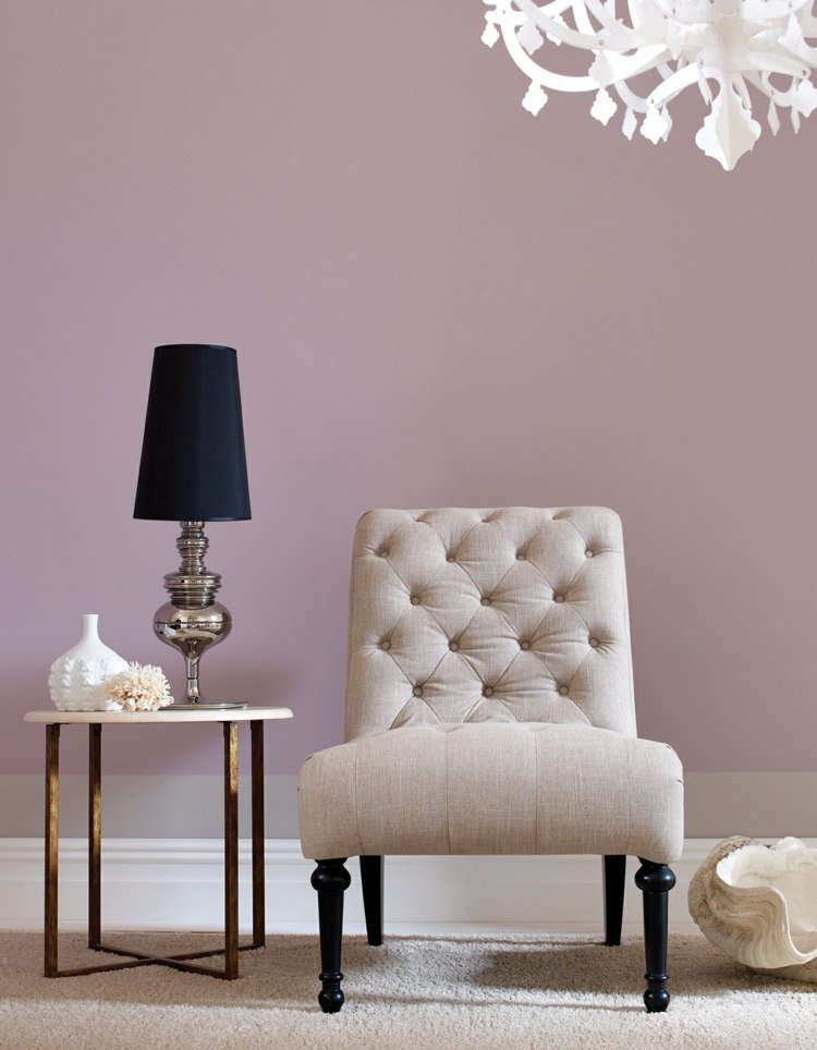 färg mauve inspiration-vintage-stol-sida bord-mässing-färg