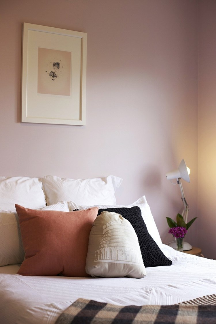 färg-mauve-sovrum-vägg-färg-säng-kasta kuddar
