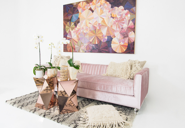 färg-pulver-rosa-vägg-måla-soffa-konst-bild-vägg-dekoration-vit