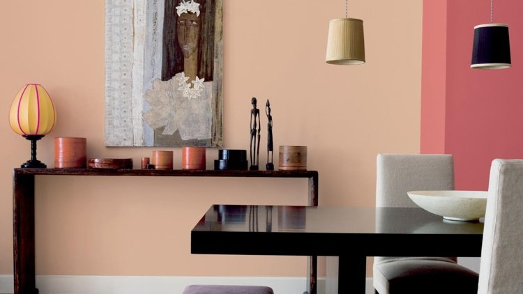 färg-pulver-rosa-vägg-färg-nyans-kombinera-svart-möbler