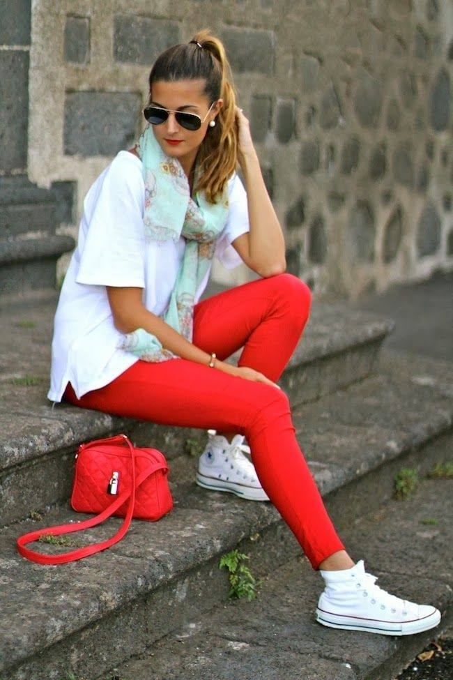 höst-outfit-sportig-elegant-vit-sneakers-sneakers-röda leggings