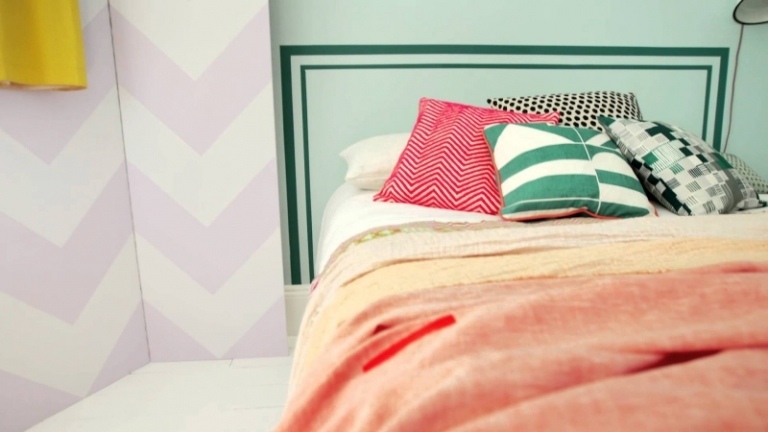 Måla-vägg-sovrum-grön-säng-sänggavel-färg