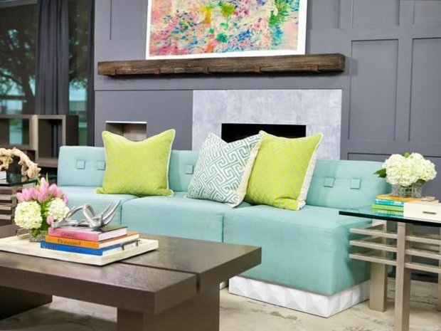 Grå vägg azurblå soffa citrongul dekorativ kudde trä soffbord bok