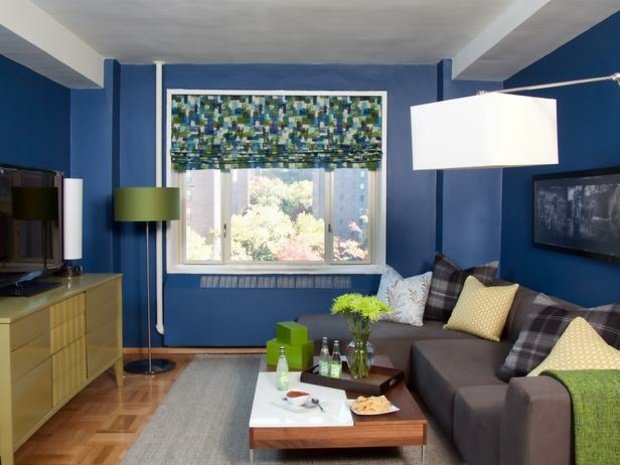 Soffa antracitgrå gardiner mångfärgad blågrön