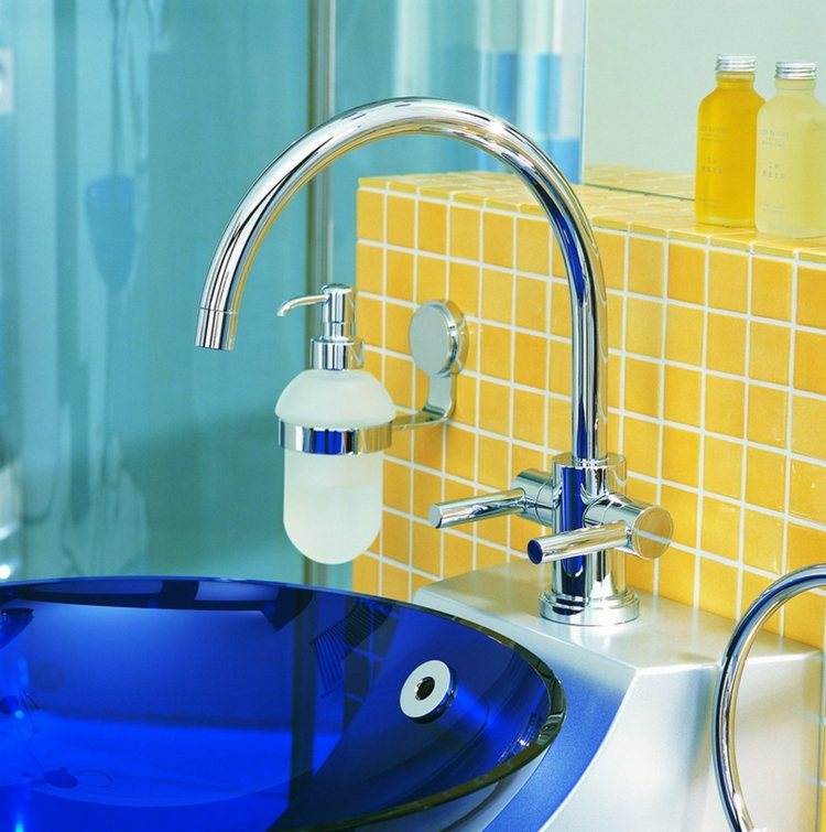 Färger badrum sanitära blå tvättställ gula mosaikplattor