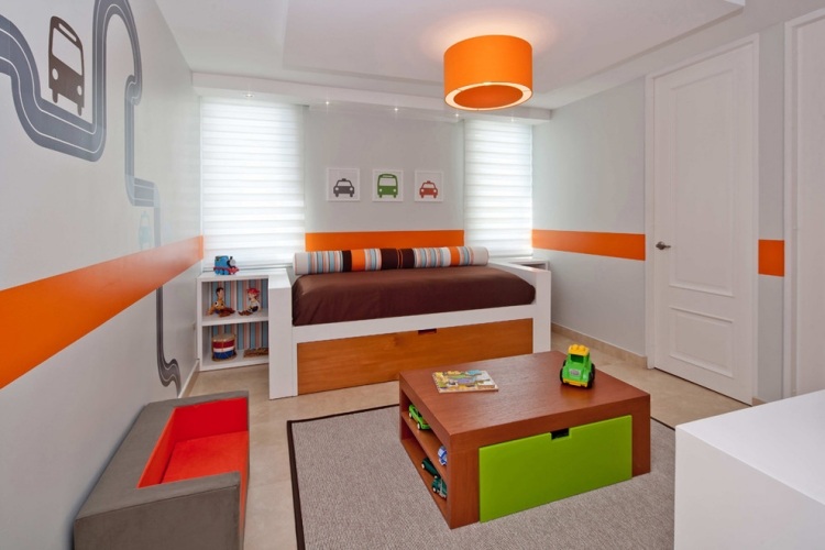 färger-barnrum-pojke-ljusgrå-orange-bilar-motiv