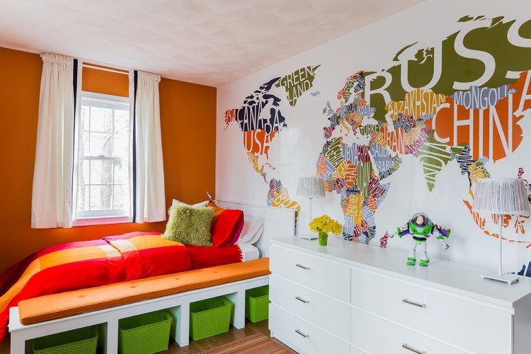 Färger i barnrummet orange-accent vägg-grönt-accenter-väggdekoration-världskarta