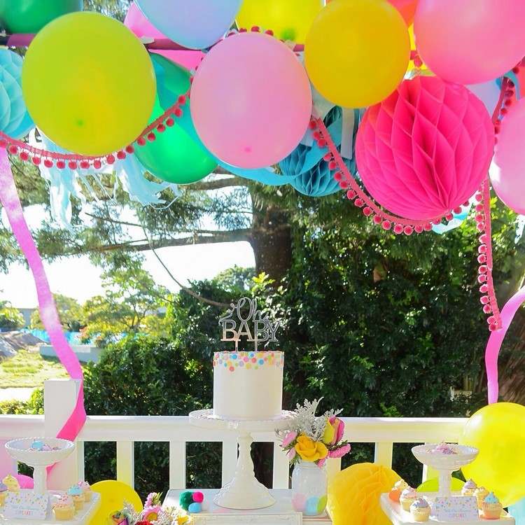 färgglada baby shower idéer ballonger girlander