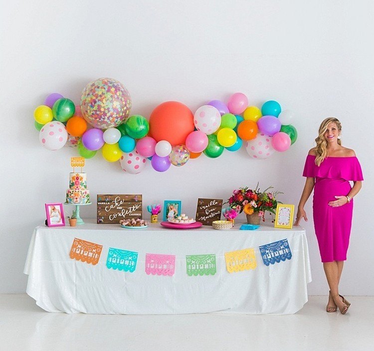baby shower idéer färgschema färgglada ballonger väggdekoration
