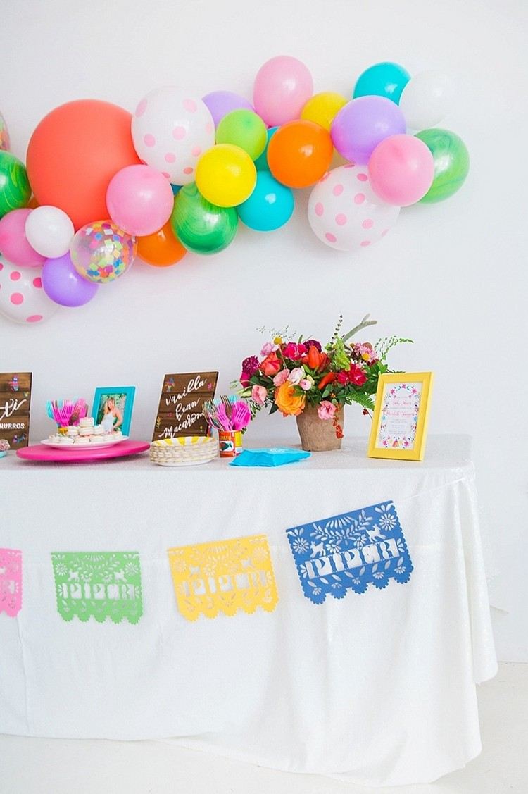 färgglada baby shower idéer dekoration ballonger blommor