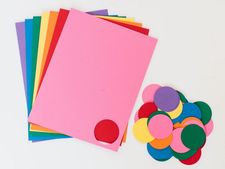 Gör konfetti för dekoration själv färgat papper