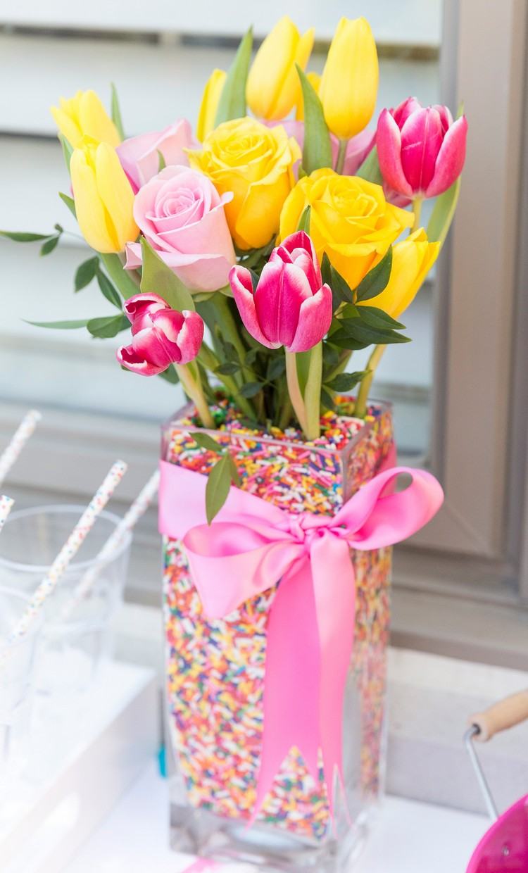 bord dekoration idéer baby shower blomma vas färgglada socker strössel