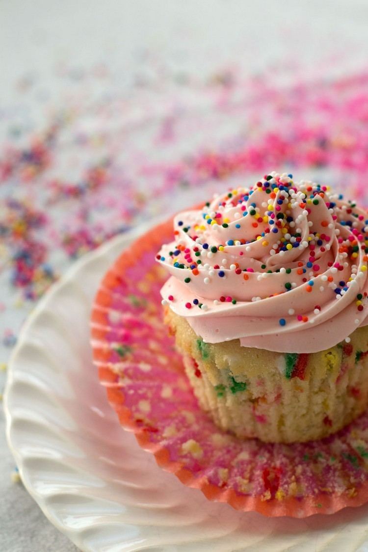 strö baby shower idéer cupcake rainbow sprinkles
