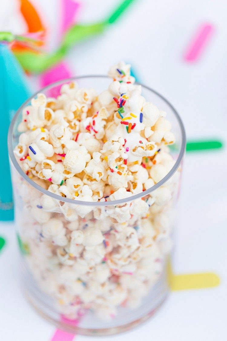 strö baby shower popcorn med sockerströssel