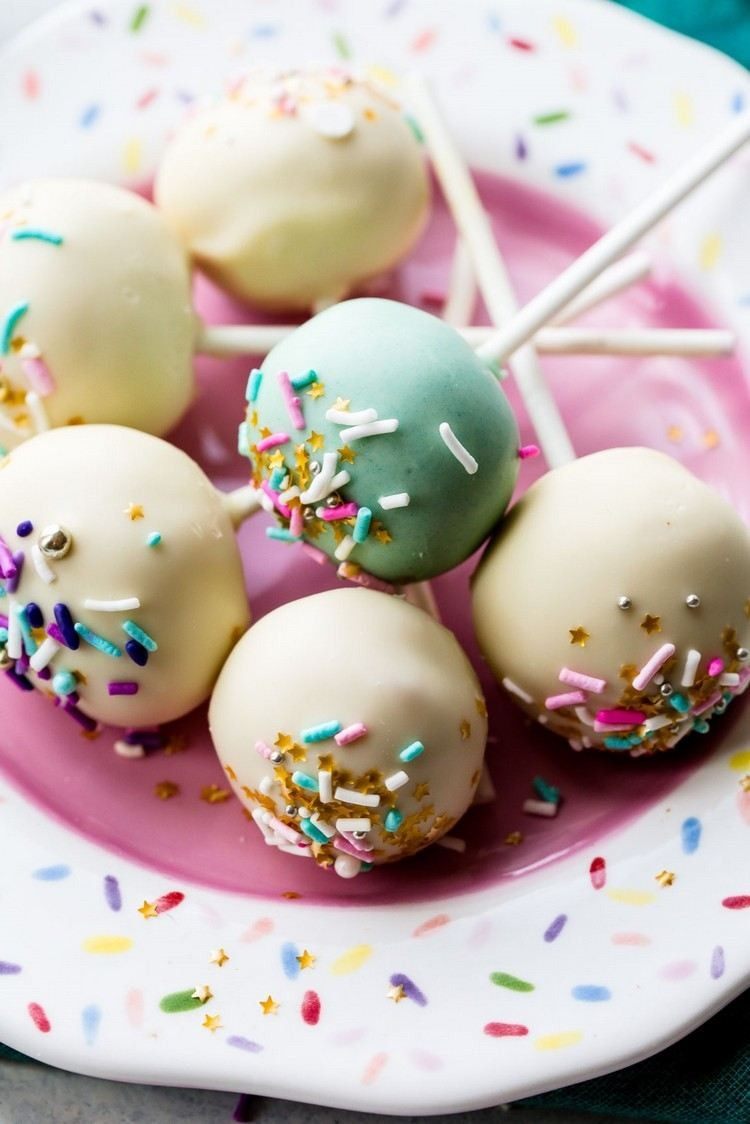 baby shower mat idéer desserter cake pops sprinkles