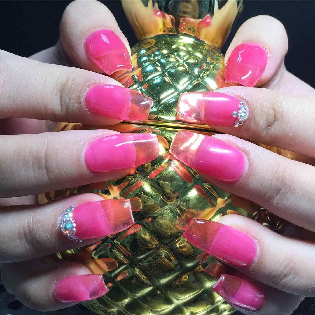 Jelly Nails neonfärger neonrosa nagellack strass nageldekorationer sommartrender