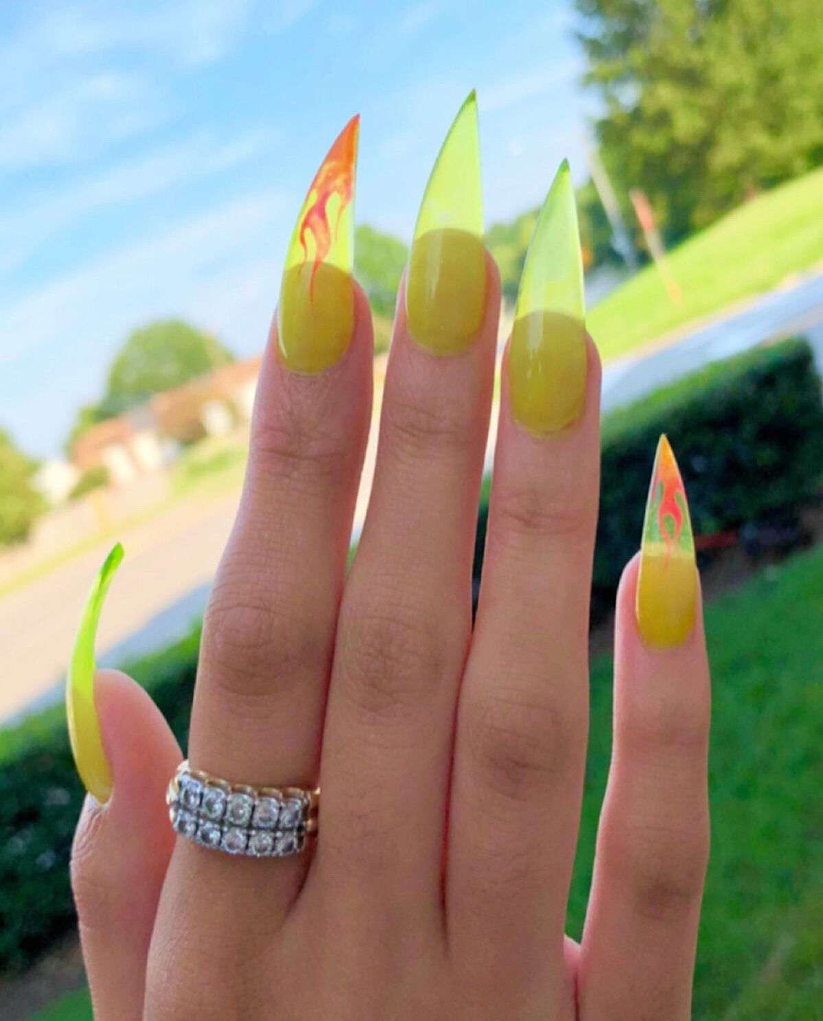 Jelly Nails stilett nagelform neonfärger neongult nagellack sommar modetrender