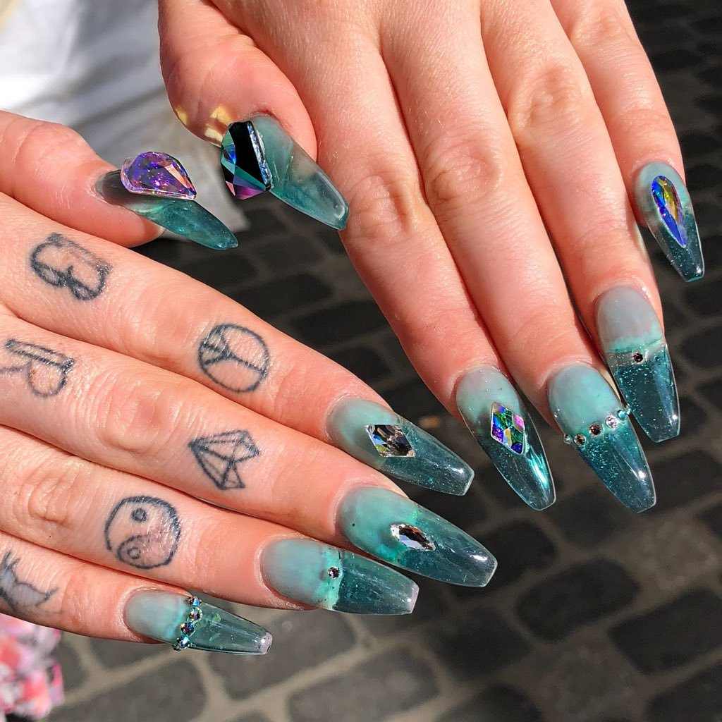 Gör Jelly Nails själv akryl naglar ljusblå nagellack nageldekoration finger tatuering idéer