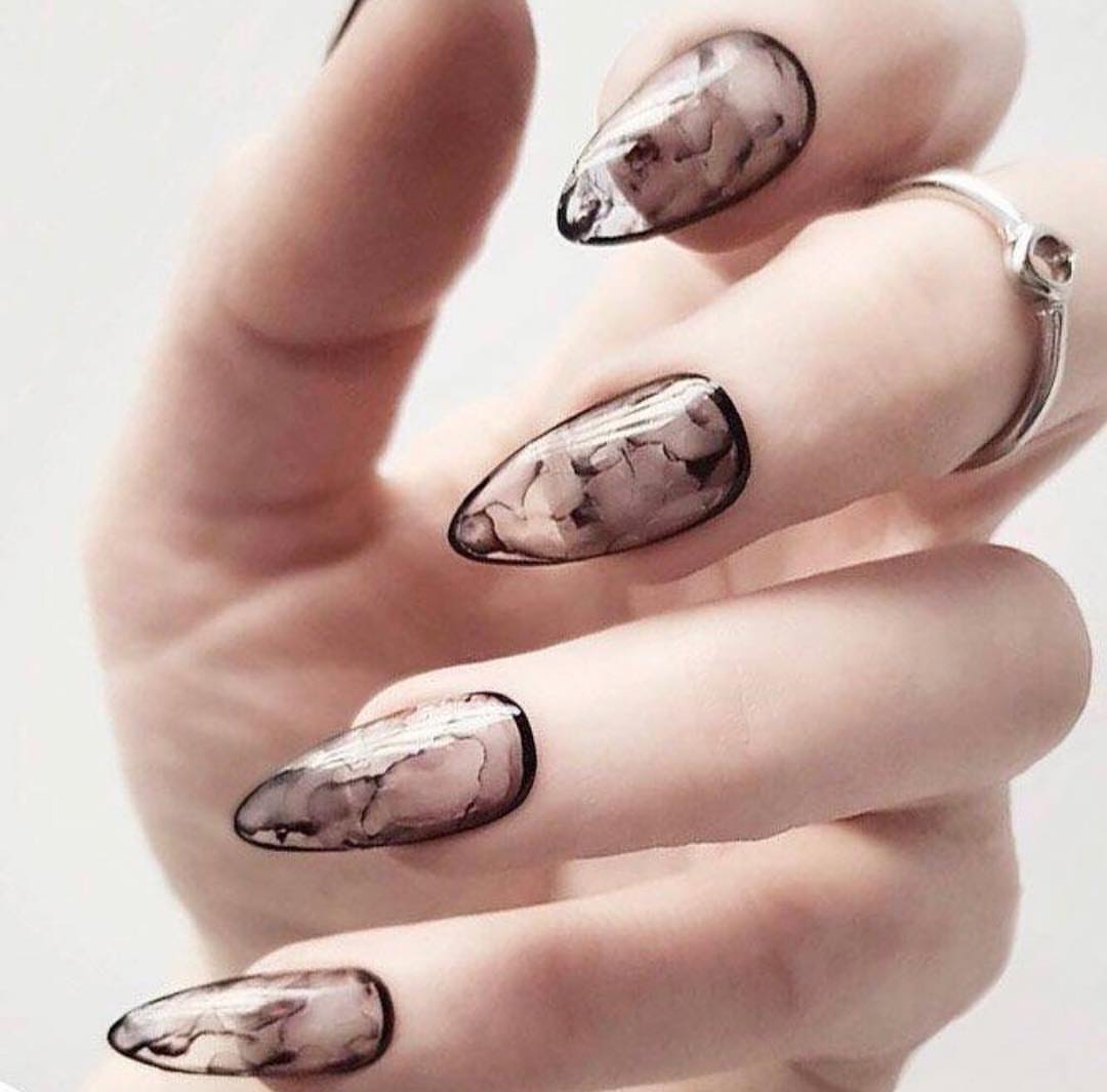 Gör Jelly Nails själv Instruktioner nagellack svart transparent nageldekoration nageltrender sommar