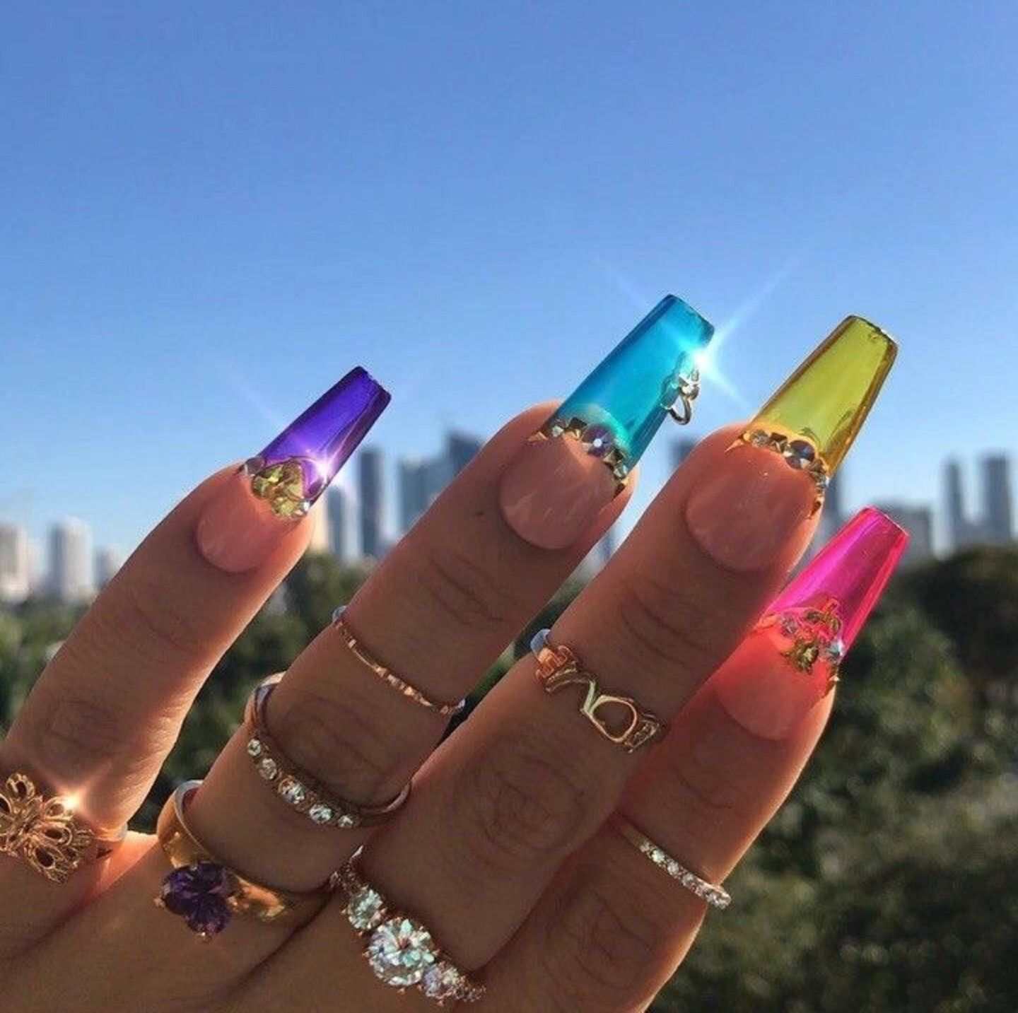 Jelly Nails neonfärger nageltrender nagelpiercing spikdekoration strass