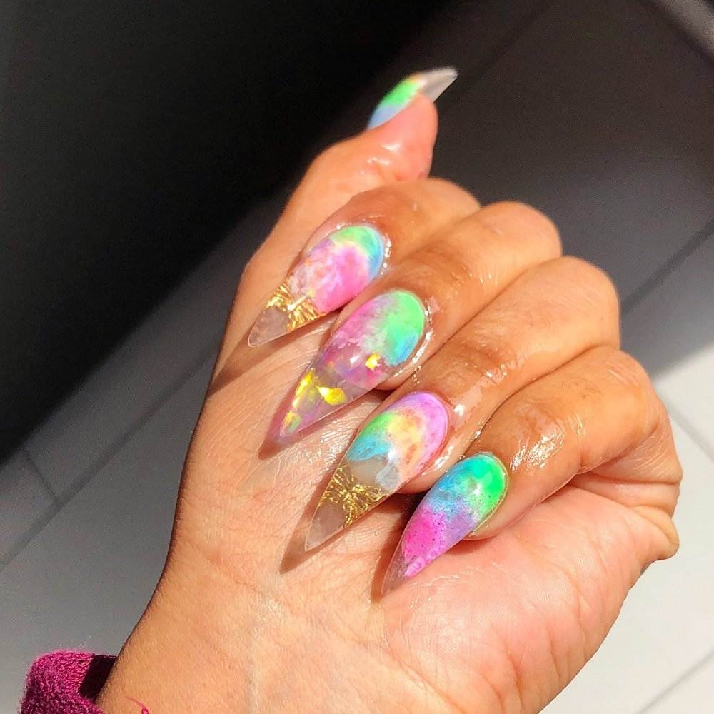Jelly Nails nageltrend stilett nagelformad neon nagellack modetrender sommar