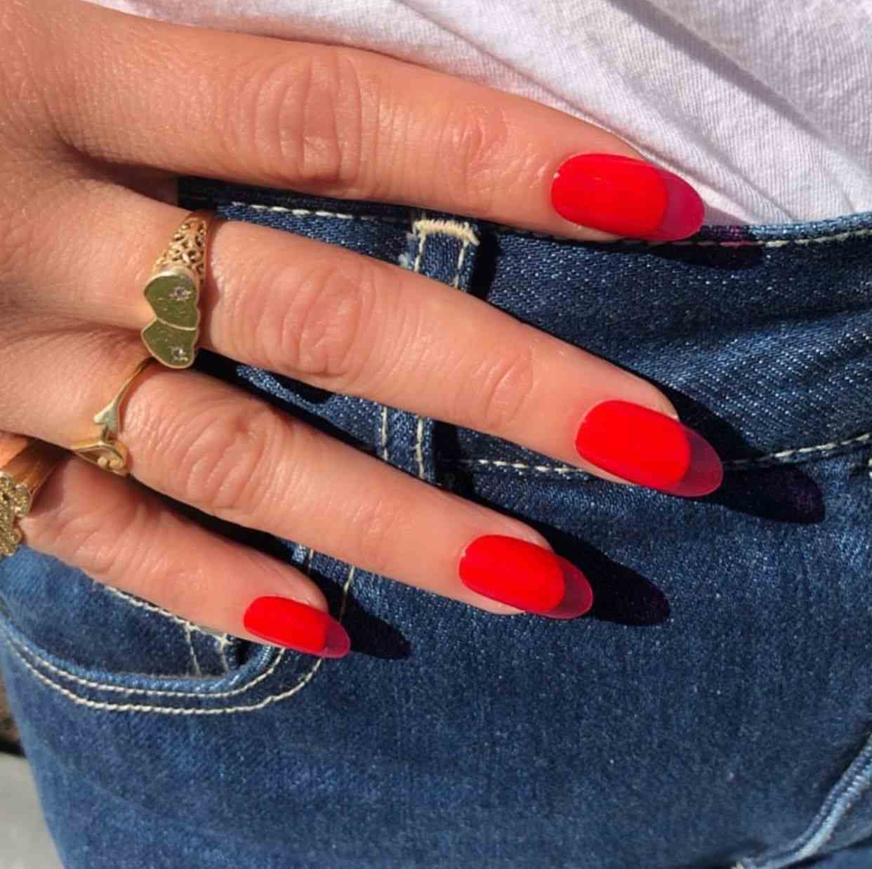 Jelly Nails naglar i mandelform kort rött nagellack modetrender sommar