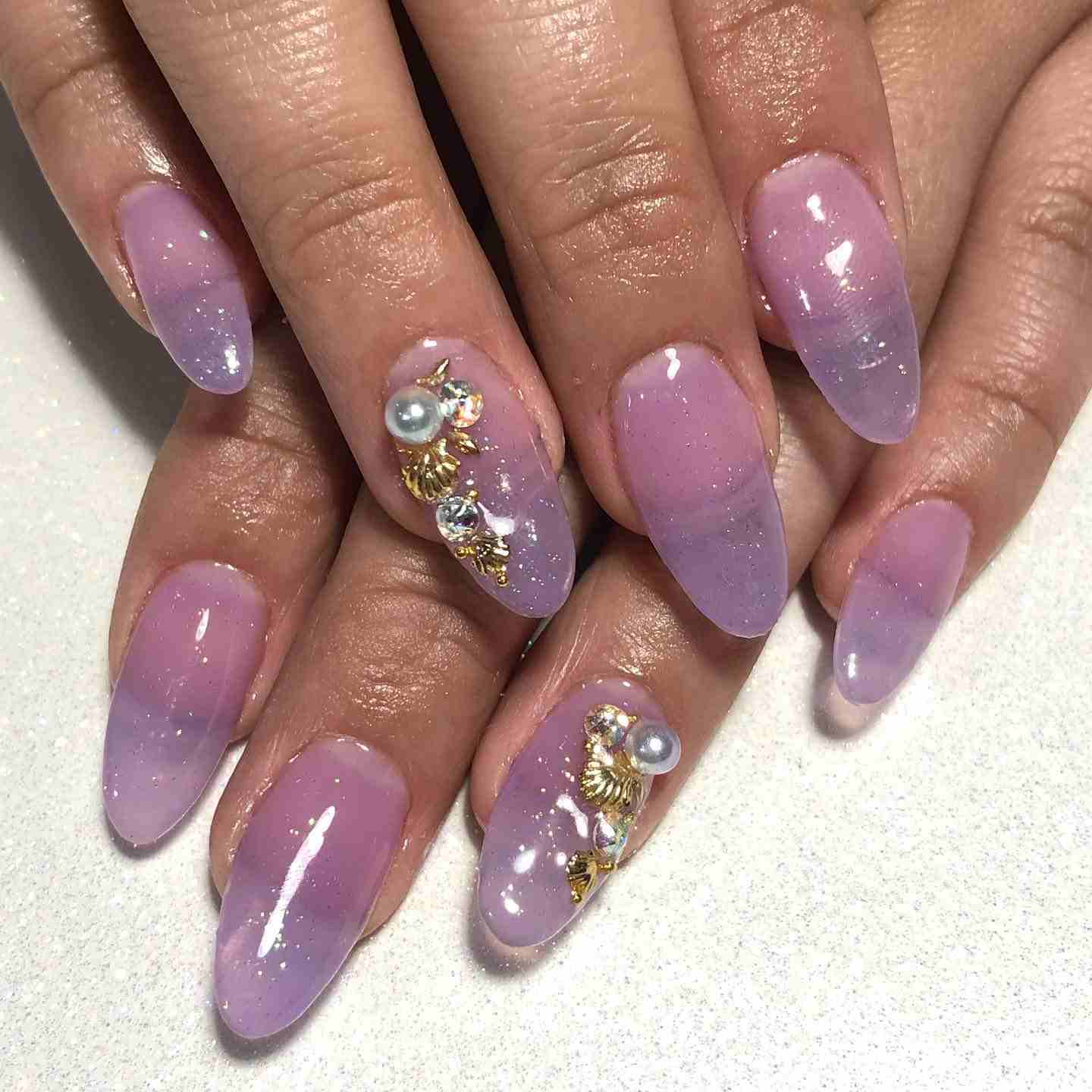 Jelly Nails långa mandelformade naglar lila nagellack nageldekorationer pärlor sommar spik trender