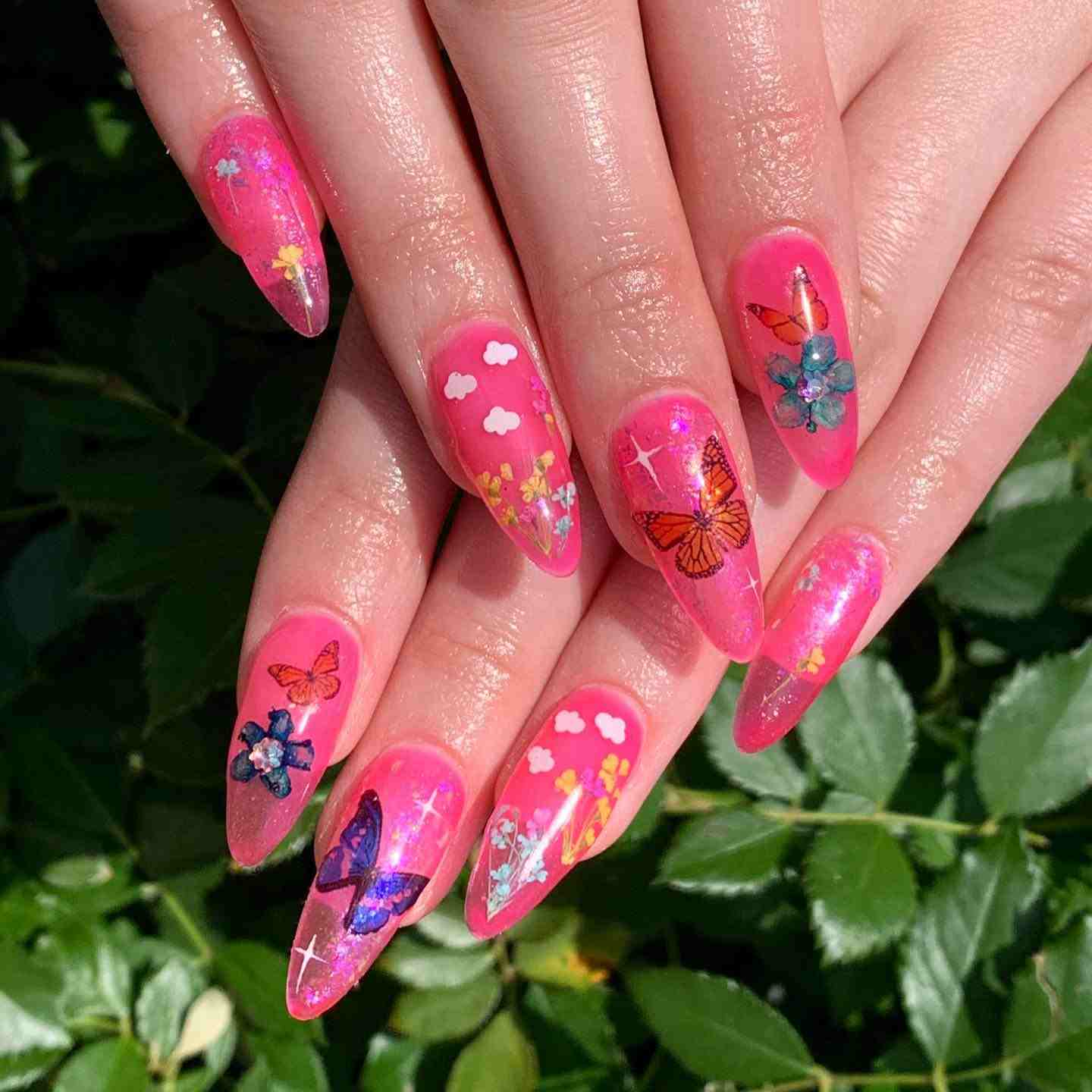 Jelly Nails naglar i mandelform lång neonrosa nagellack nageldesign fjärilsommar