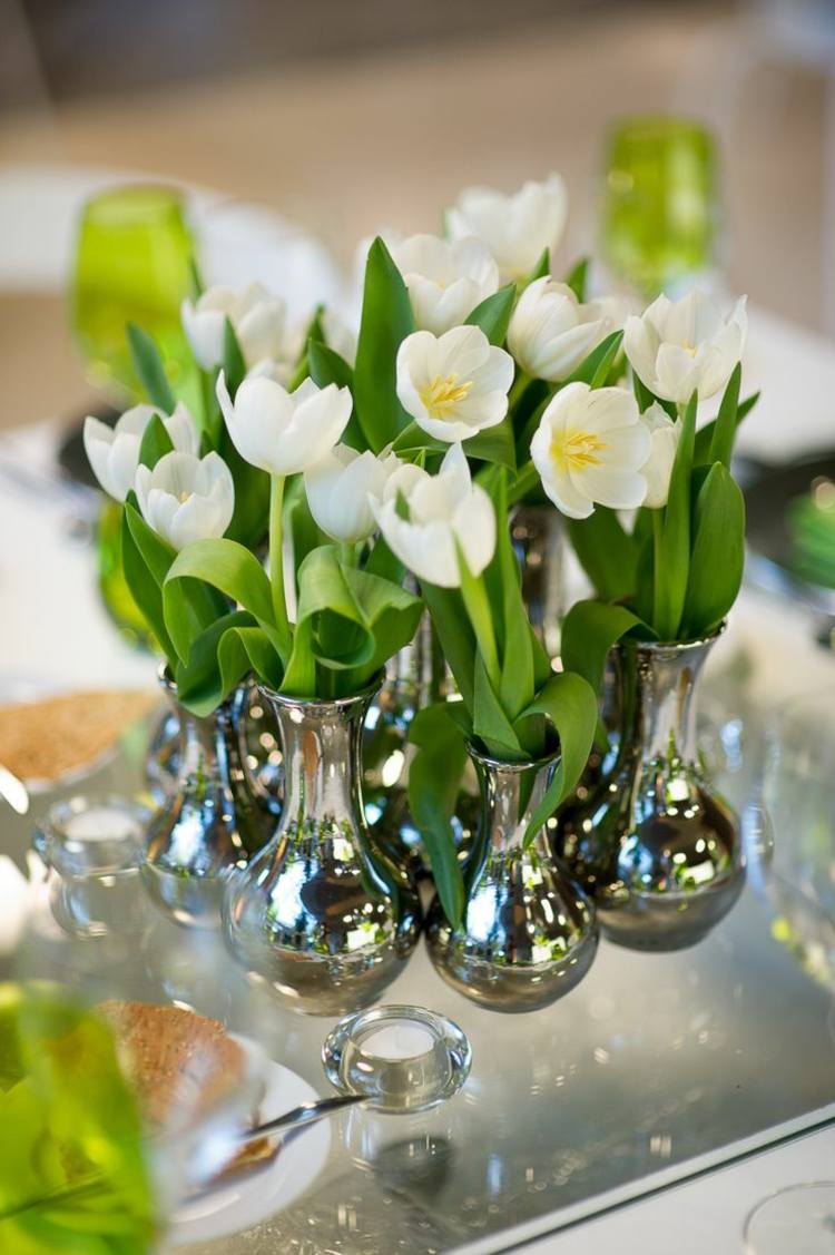 bordsdekoration-för-vår-vaser-silver-vit-blomning-idé