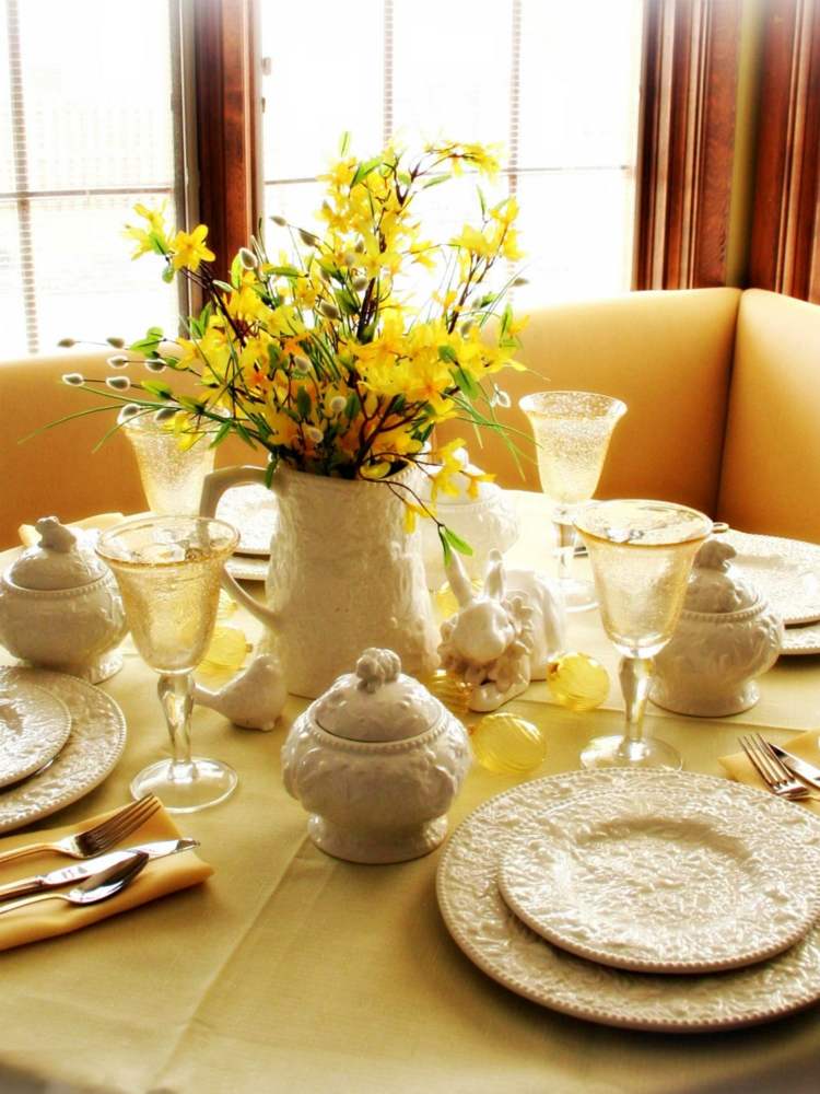 bordsdekoration för våren forsythia-strauss-vit-porslin