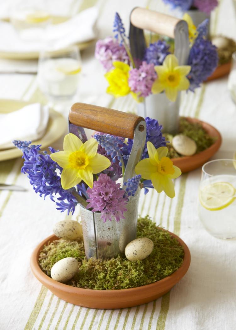bordsdekoration för vårarrangemang-mossa-narcissus-hyacint-ägg-hink