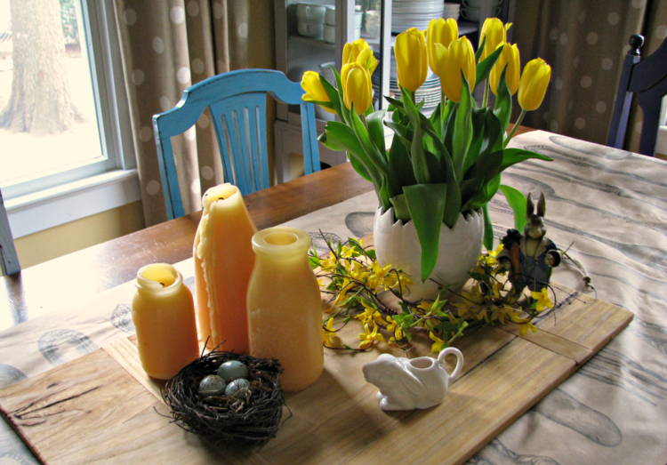 bordsdekoration för våren tulpan-gul-blomma-bo
