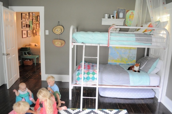neutral-beige-grå-vägg-design-barnrum