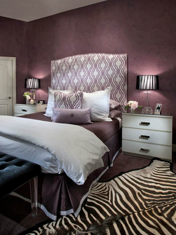 färgdesign för sänggavel sängklädsel mönster lila vita möbler