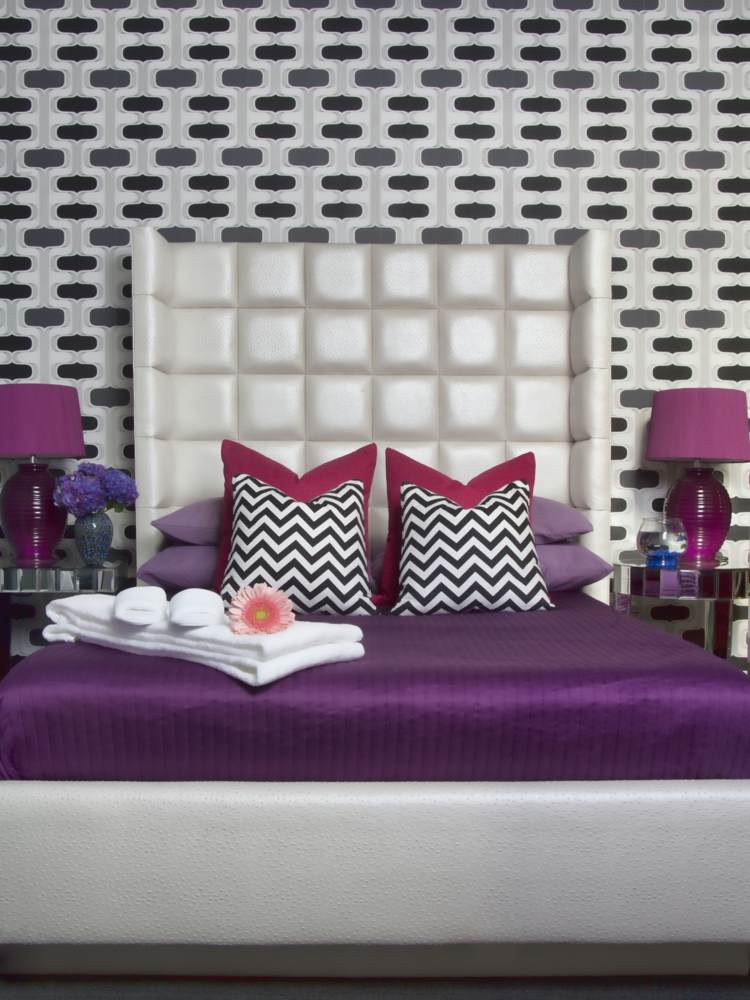färgschema för sovrum sängkläder lila sidenkuddar modern tapet